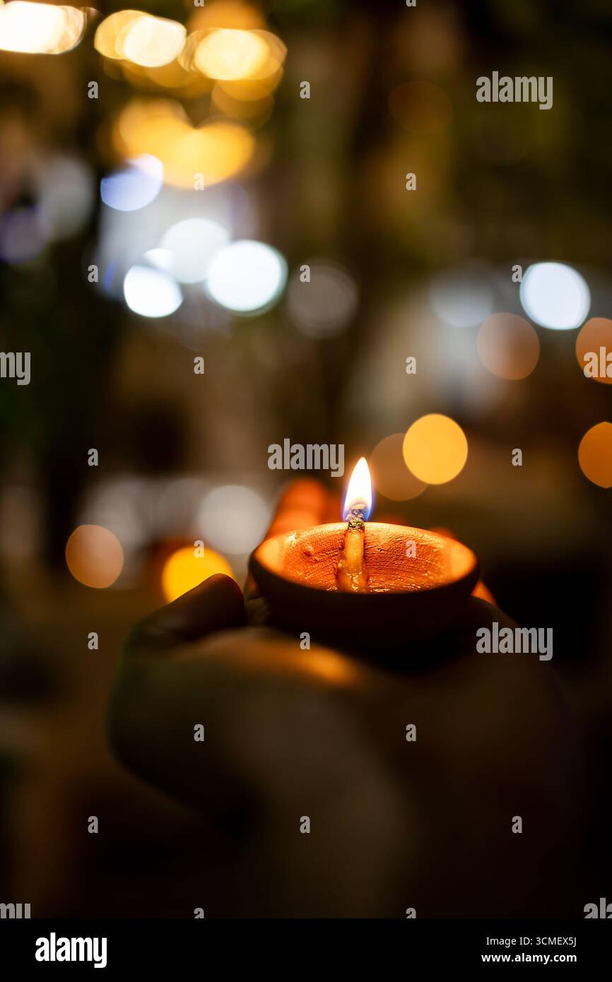 Heilige Öllampe leuchtet mit verschwommenem Hintergrund auf diwali Stockfoto