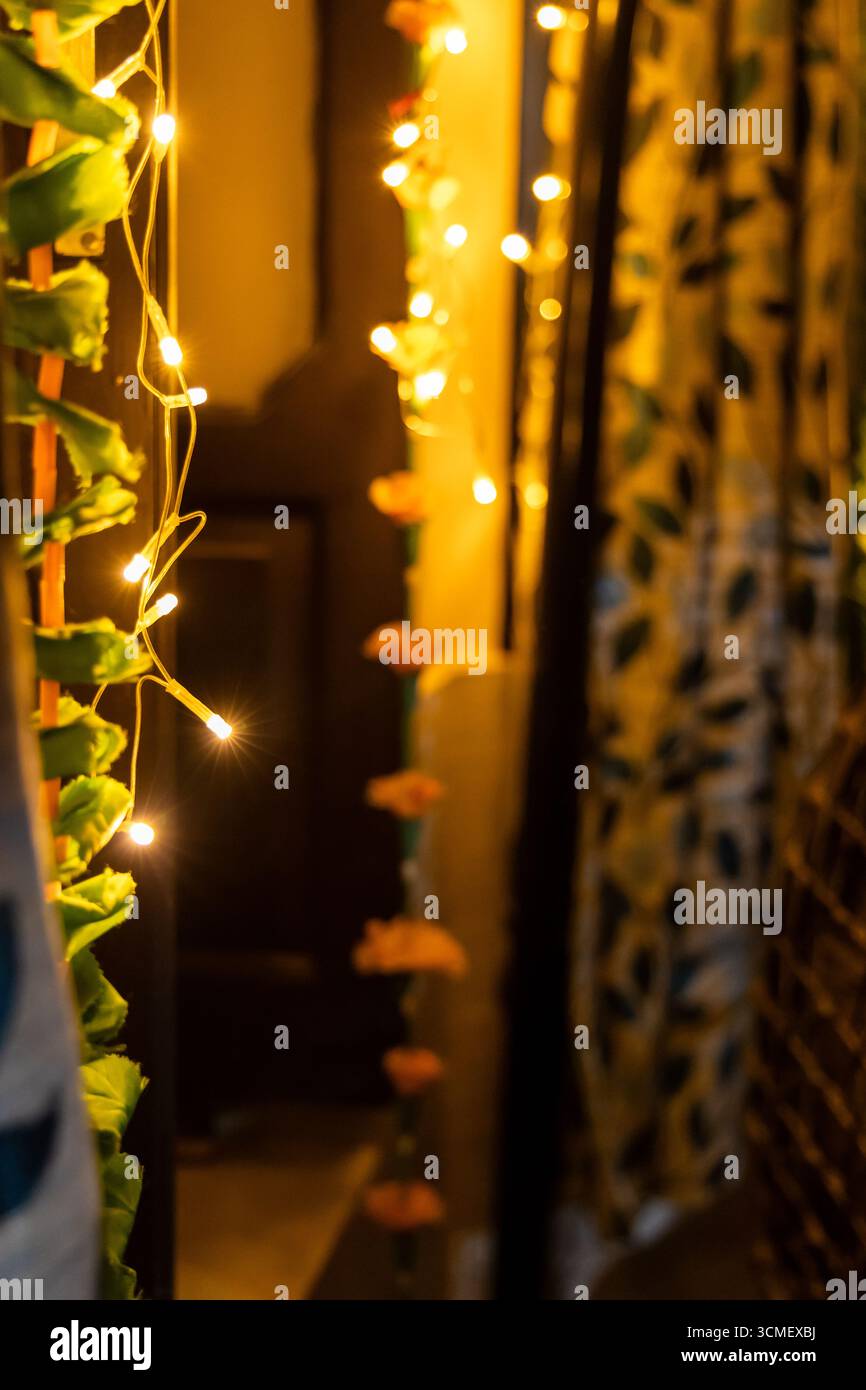 diwali-Dekoration mit Fährlichtern im Innenbereich Stockfoto