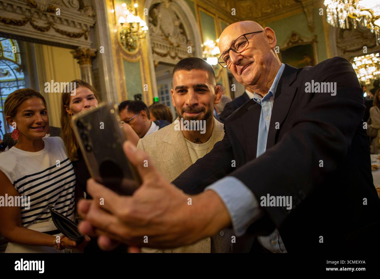 Madrid, Spanien. September 2025. Ein Mann macht ein Selfie mit Ilia Topuria, UFC Leichtgewichtweltmeisterin, während eines Frühstücksbriefings im New Economy Forum im Real Casino. (Foto: Luis Soto/SOPA Images/SIPA USA) Credit: SIPA USA/Alamy Live News Stockfoto