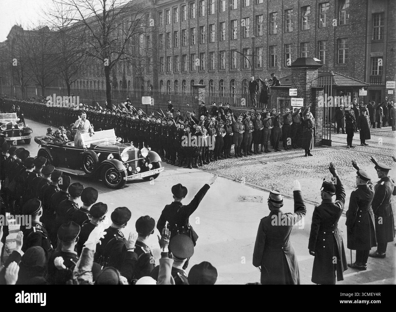 Adolf Hitler kam vor der deutschen Wahl im Siemens-Werk an. 1933 Stockfoto