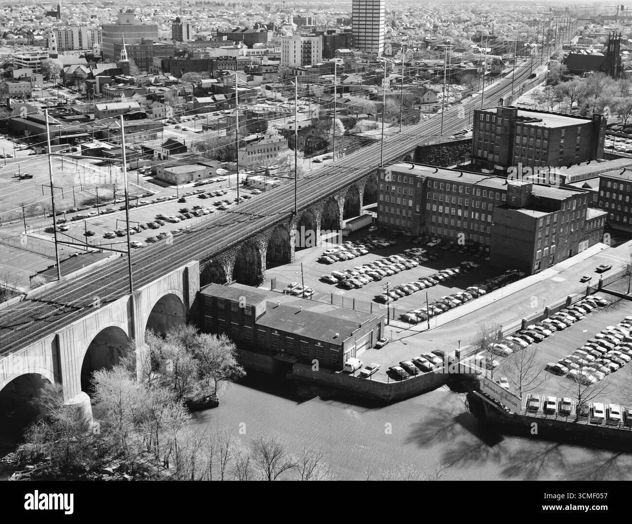 Raritan River Bridge. New Brunswick, Middlesex County, NJ, um 1970 Stockfoto
