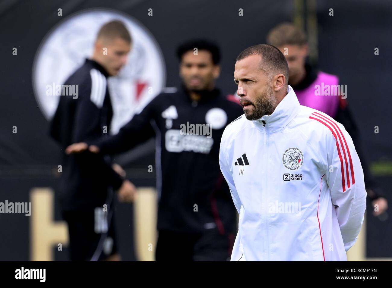 AMSTERDAM: Ajax-Trainer Johnny Heitinga während eines Trainings in de Toekomst in Vorbereitung auf das Champions-League-Spiel gegen Internazionale. ANP OLAF KRAAK Stockfoto
