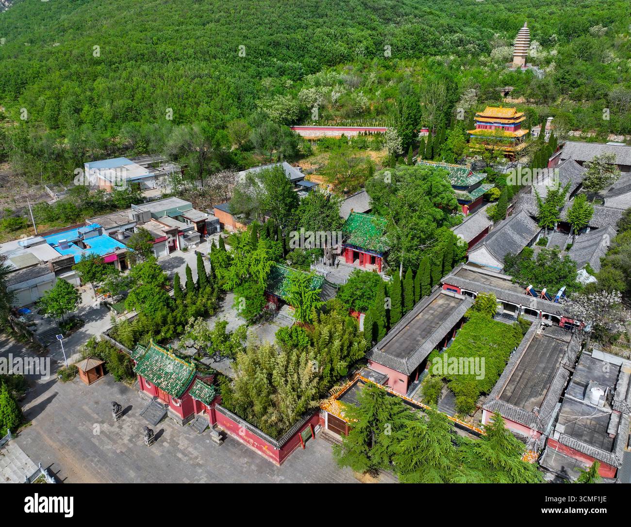 Luftaufnahmen des Yongtai Tempels in Songshan, Shaoshi Berg, Dengfeng Stadt, Zhengzhou Stadt, Provinz Henan Stockfoto
