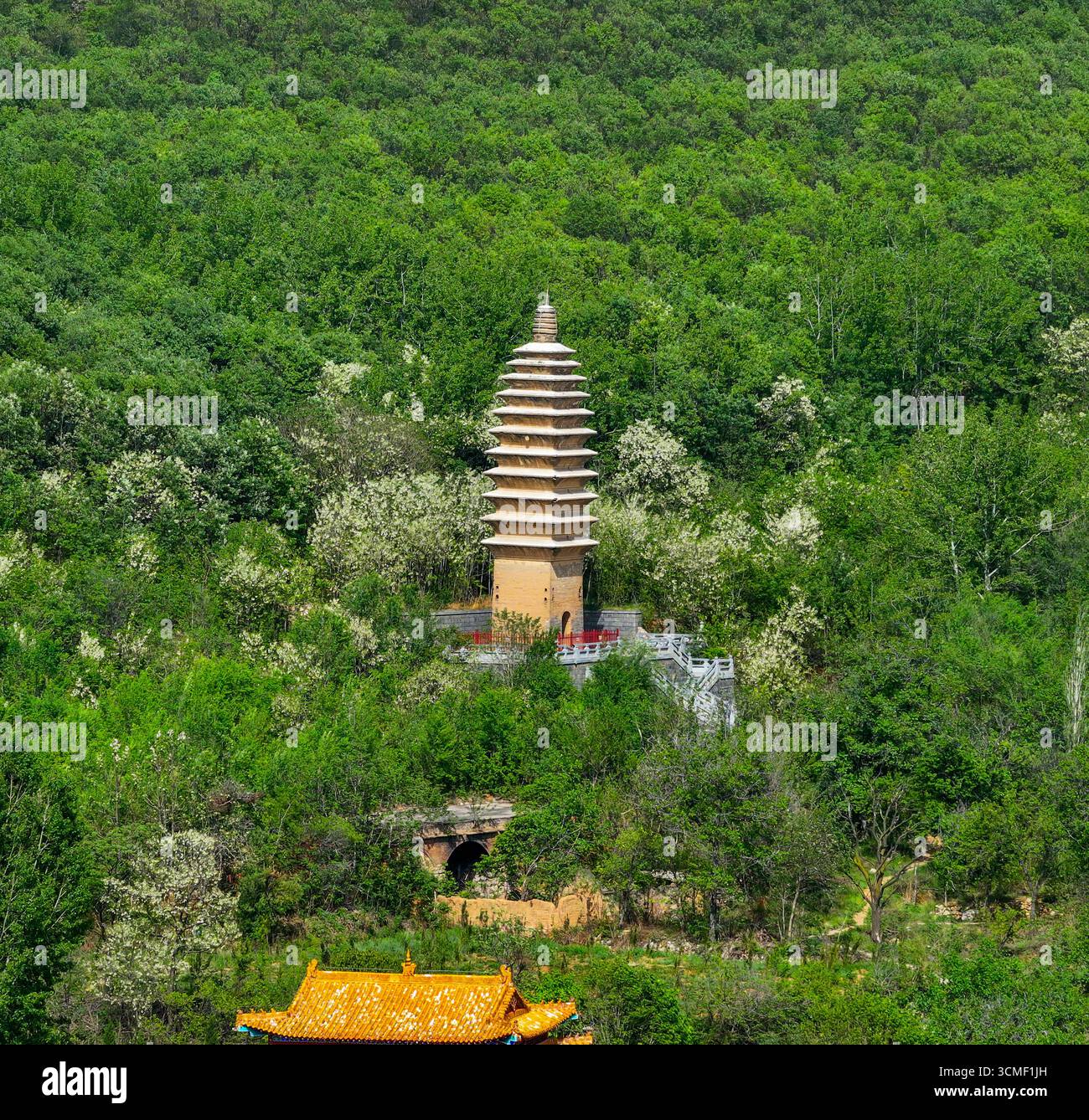Luftaufnahmen des Yongtai Tempels in Songshan, Shaoshi Berg, Dengfeng Stadt, Zhengzhou Stadt, Provinz Henan Stockfoto