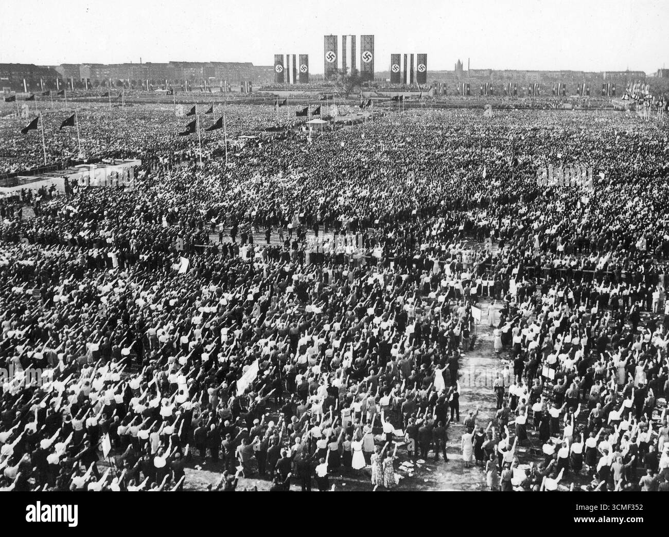 Eine sehr große Menschenmenge bei den Maifeierlichkeiten in Berlin, 1934 Stockfoto