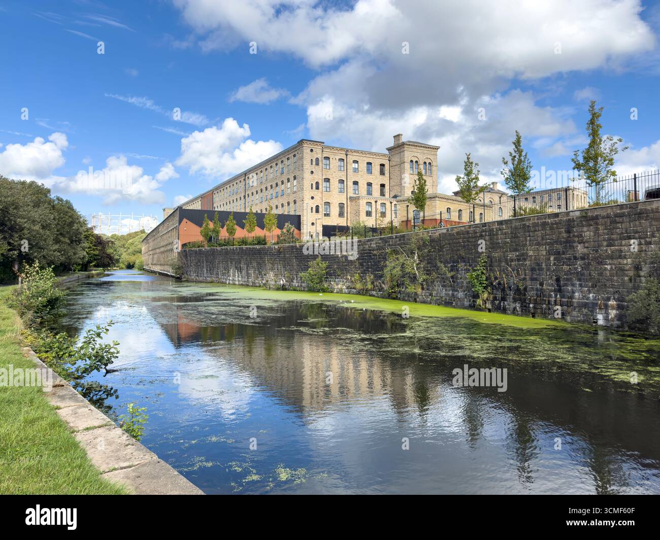 Northlight, die Brierfield Mill, Lancashire, ist vom Leeds Liverpool Canal aus gelistet - Smartphone-aufgenommenes Stockfoto