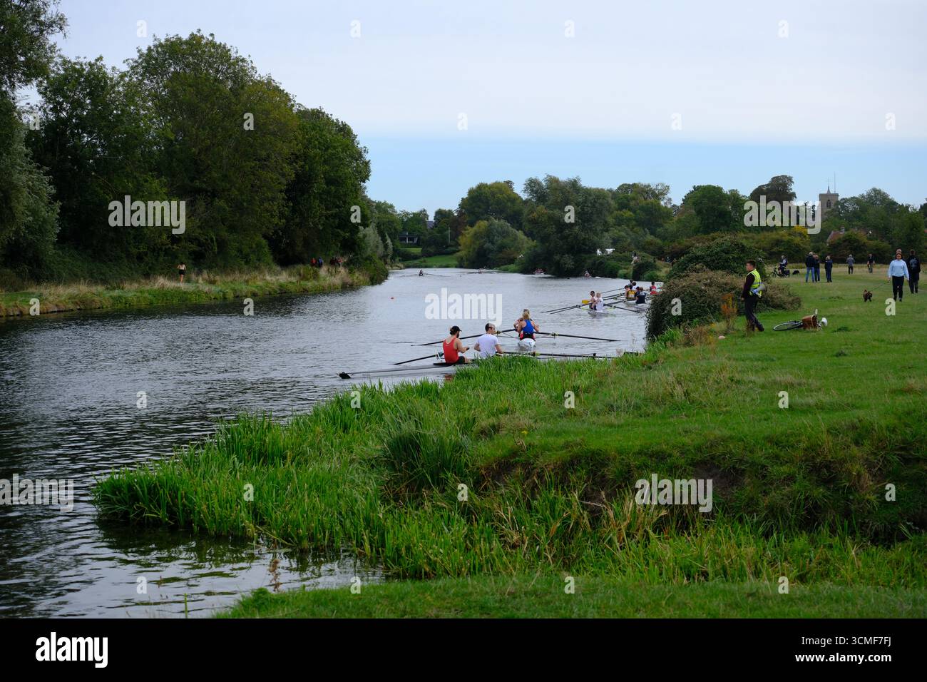 14. August 2025 - Cambridge, Großbritannien - Ruderer bei Rennen auf dem River Cam in Cambridge, Teilnahme an historischen Rennen gegen die Universität und die Stadt. Stockfoto