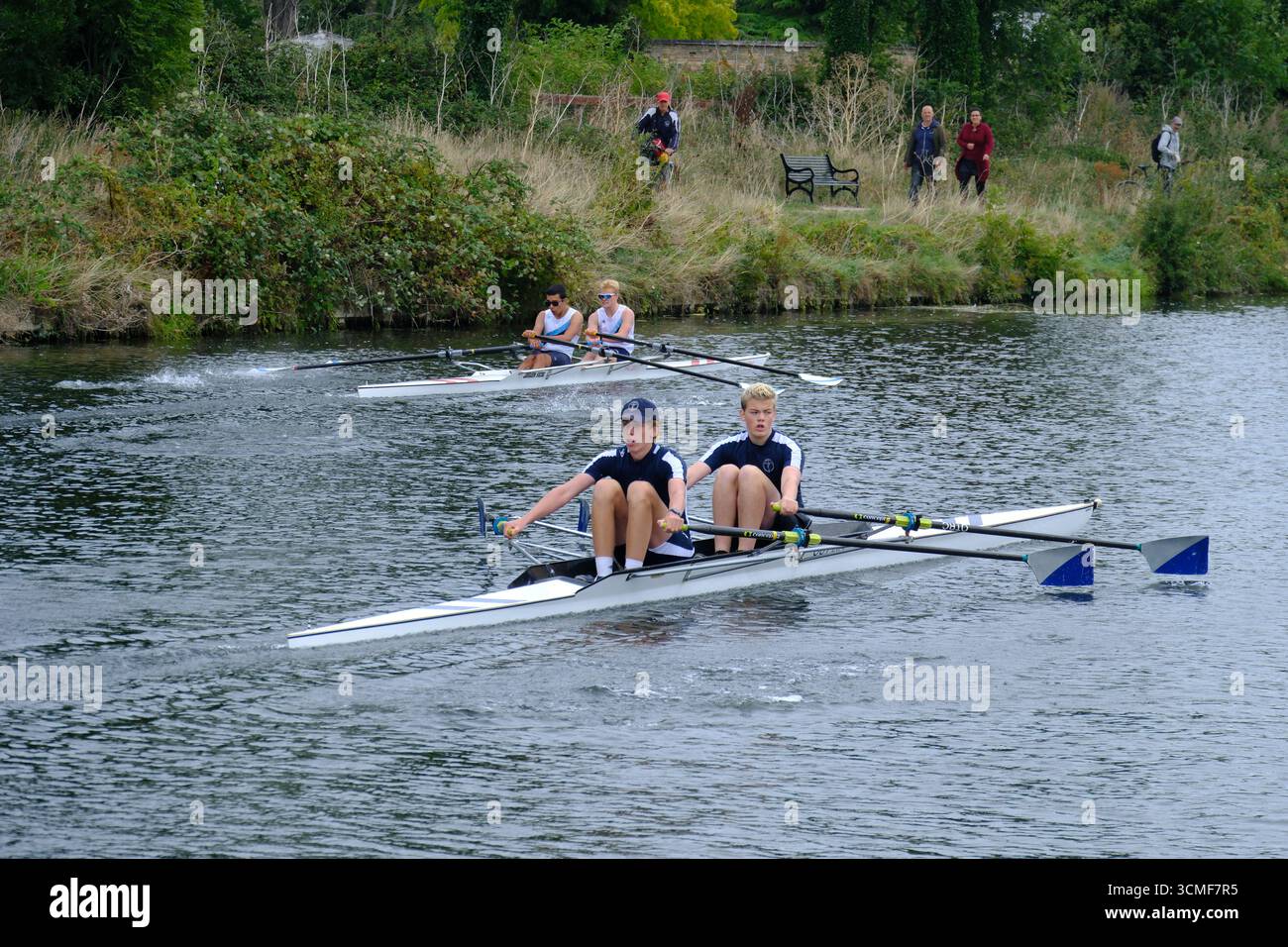 14. August 2025 - Cambridge, Großbritannien - Ruderer bei Rennen auf dem River Cam in Cambridge, Teilnahme an historischen Rennen gegen die Universität und die Stadt. Stockfoto