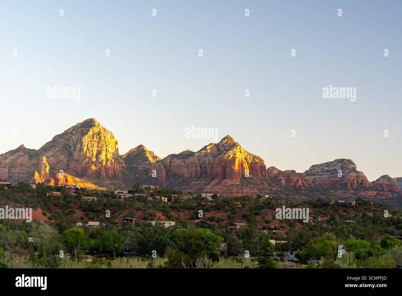 Der goldene Sonnenuntergang beleuchtet die roten Felsformationen von Sedona und die malerische Wüstenlandschaft Stockfoto