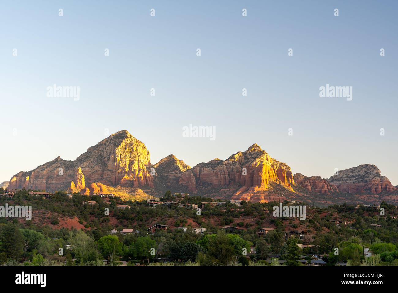 Der goldene Sonnenuntergang beleuchtet die roten Felsformationen von Sedona und die malerische Wüstenlandschaft Stockfoto