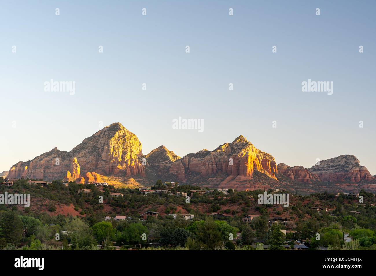 Der goldene Sonnenuntergang beleuchtet die roten Felsformationen von Sedona und die malerische Wüstenlandschaft Stockfoto