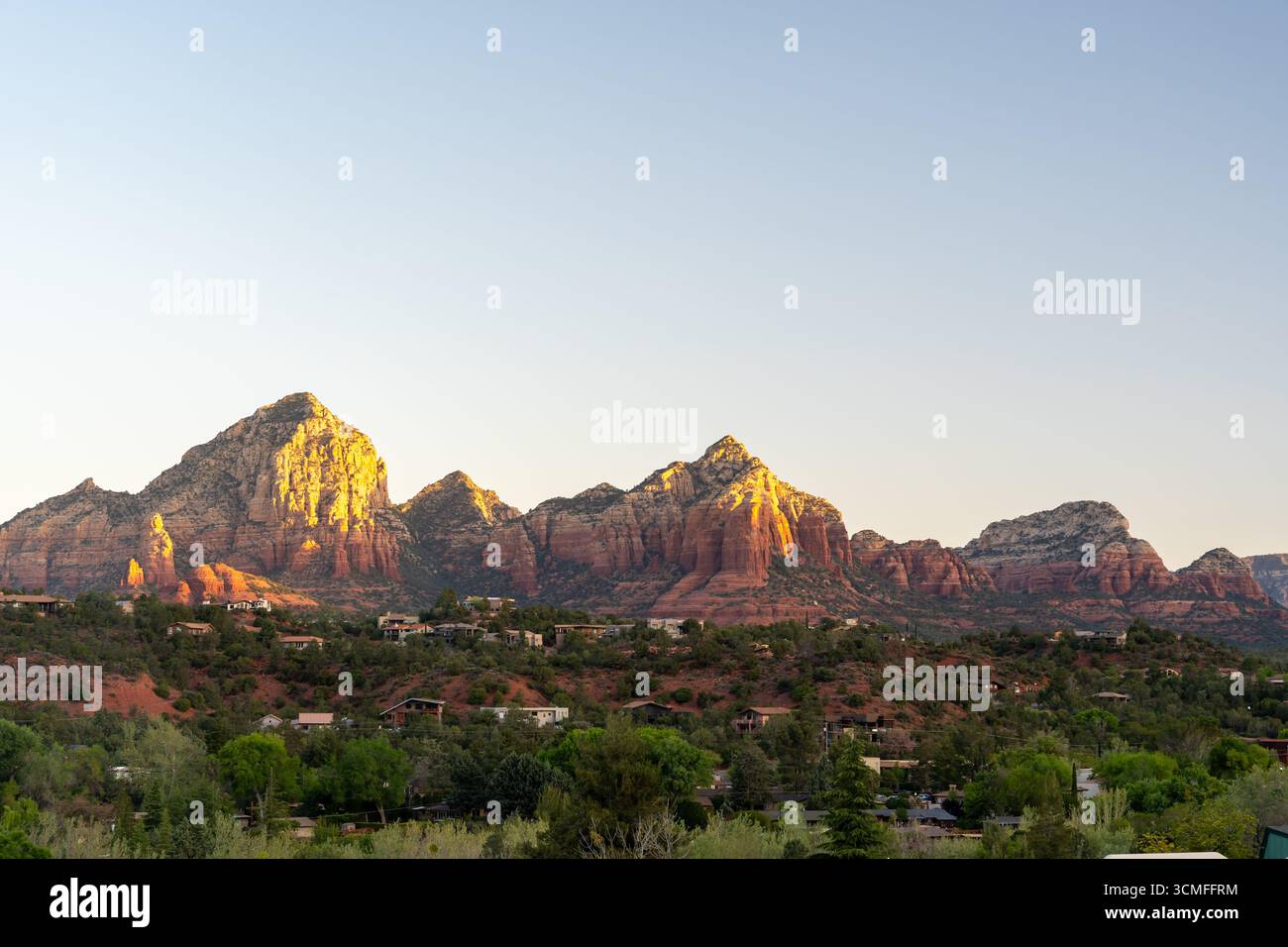 Der goldene Sonnenuntergang beleuchtet die roten Felsformationen von Sedona und die malerische Wüstenlandschaft Stockfoto
