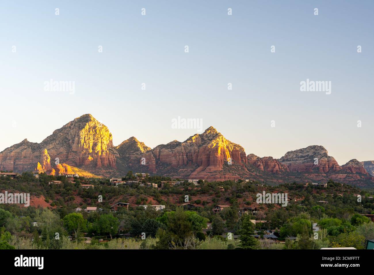 Der goldene Sonnenuntergang beleuchtet die roten Felsformationen von Sedona und die malerische Wüstenlandschaft Stockfoto