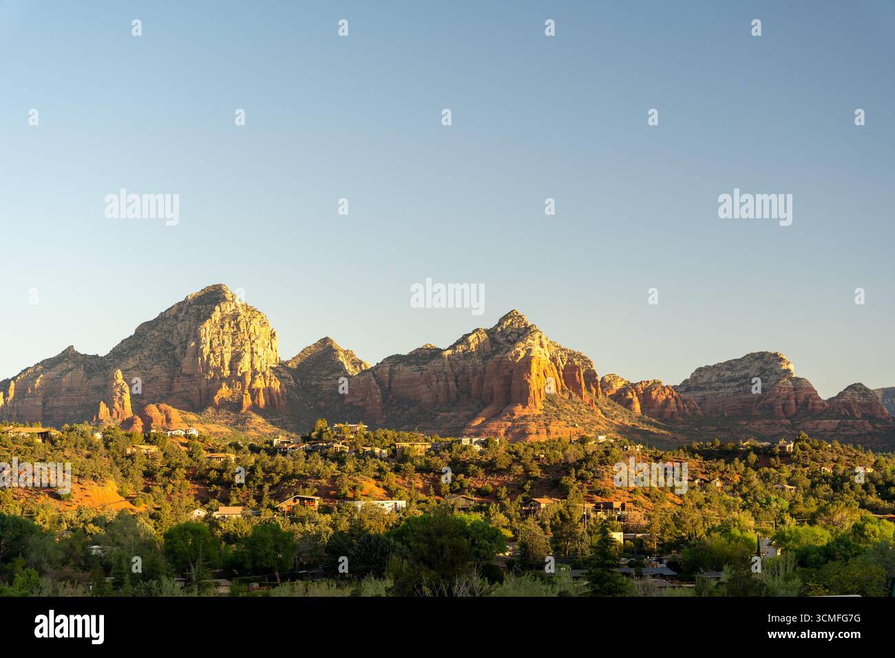 Der goldene Sonnenuntergang beleuchtet die roten Felsformationen von Sedona und die malerische Wüstenlandschaft Stockfoto