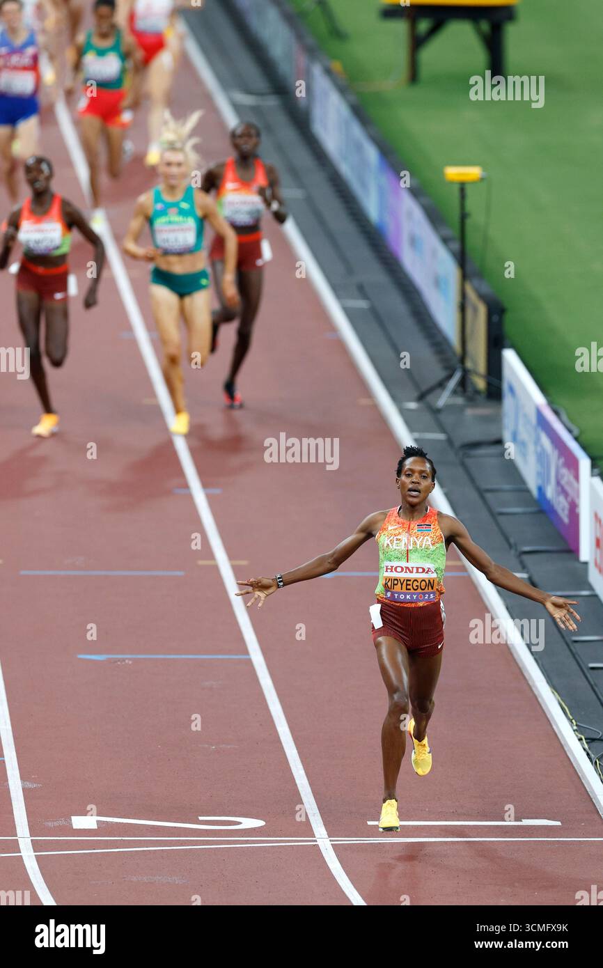 TOKIO, Japan, 16. September Kyodo - Faith Kipyegon aus Kenia überquert die Ziellinie im 1.500-Meter-Finale der Frauen bei der Leichtathletik-Weltmeisterschaft am 16. September 2025 in Tokio.(Kyodo)==Kyodo Photo via Credit: Newscom/Alamy Live News Stockfoto