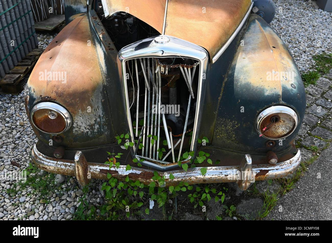 Oldtimer - Restaurierung, KFZ bzw PKW, Karosserie, Scheunenfund - Reparatur *** Oldtimer-Restaurierung, Pkw oder Pkw, Karosserie, Scheunenfund Reparatur Stockfoto