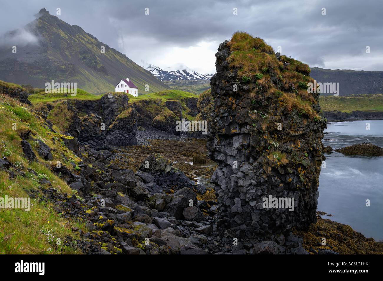 Einsames Ferienhaus an der Westküste Islands Stockfoto