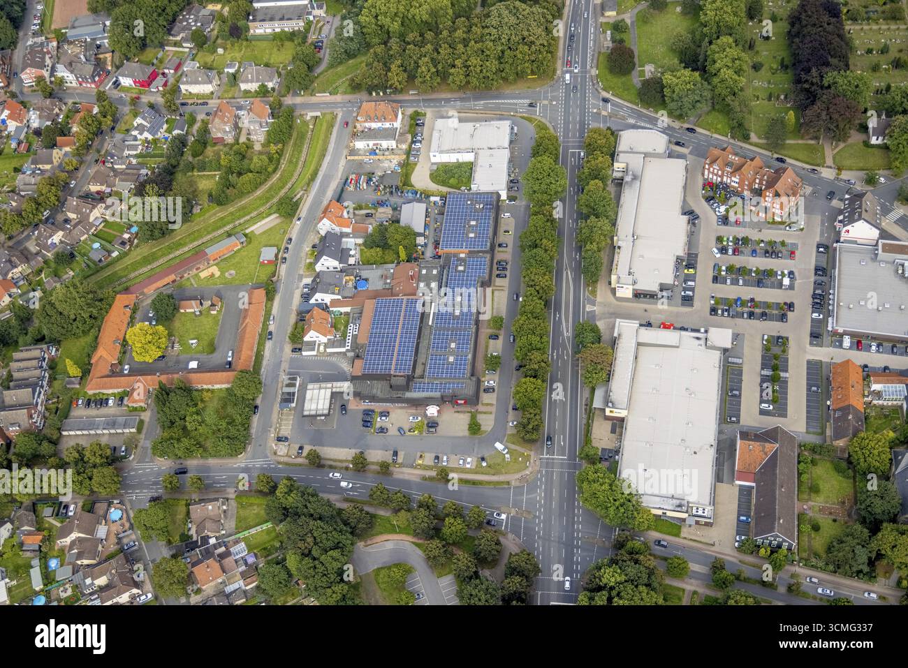 Luftansicht, Nahversorgung mit Supermarkt Rewe, Edeka und Aldi an der Dortmunder Straße in Herringen, Hamm, Ruhrgebiet, Nordrhein-Westfalen, GE Stockfoto