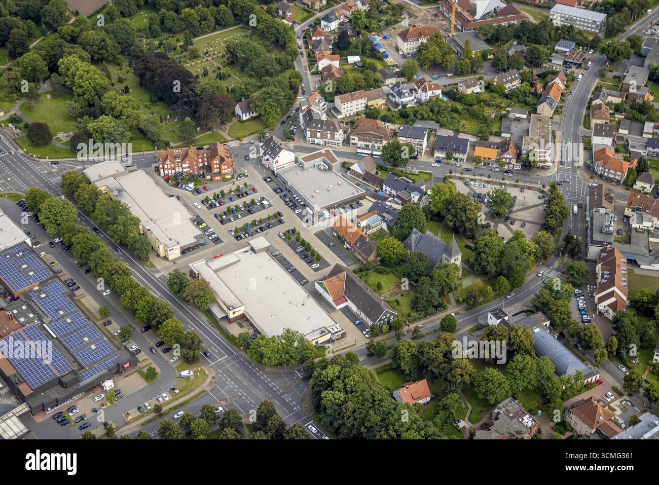 Luftansicht, Nahversorgung mit Supermarkt Rewe, Edeka und Aldi an der Dortmunder Straße in Herringen, Hamm, Ruhrgebiet, Nordrhein-Westfalen, GE Stockfoto
