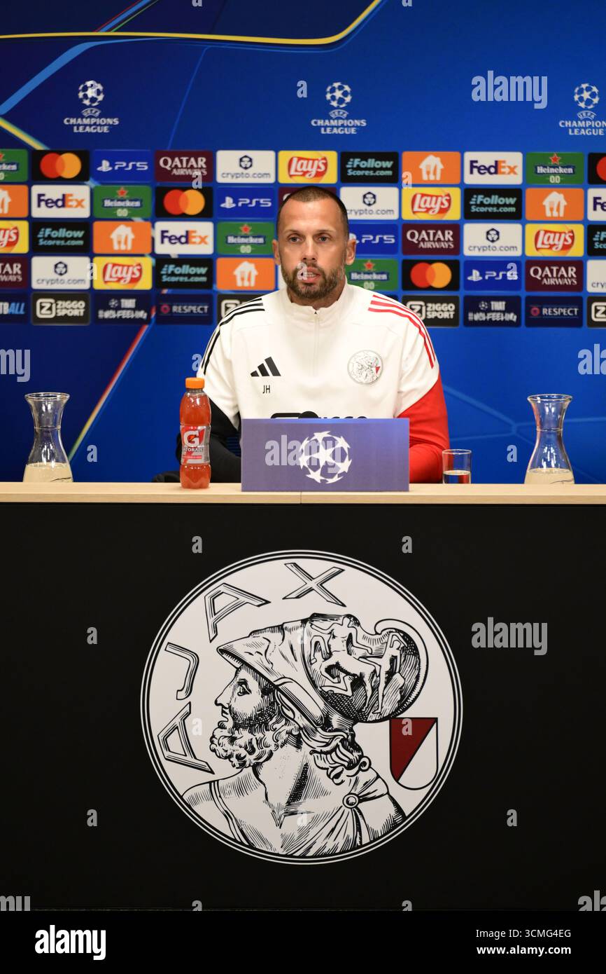 AMSTERDAM: Ajax-Trainer John Heitinga während eines Trainings in de Toekomst in Vorbereitung auf das Champions-League-Spiel gegen Internazionale. ANP OLAF KRAAK Stockfoto