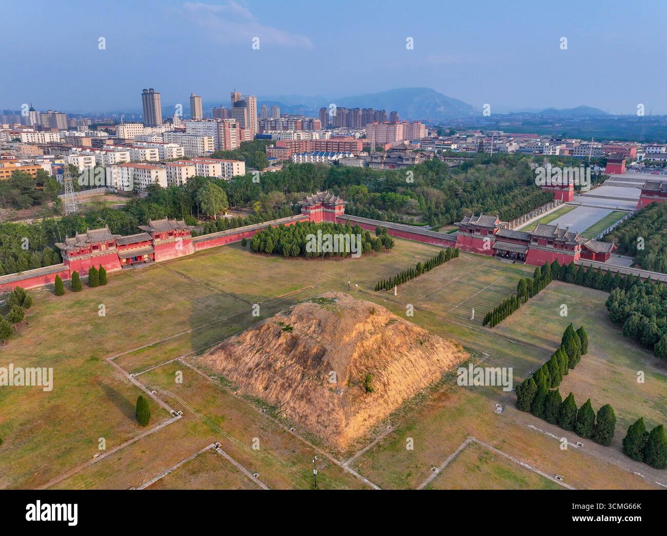 Luftaufnahmen des Yongzhao-Mausoleums der Nördlichen Song-Dynastie in der Stadt Gongyi, Zhengzhou, Provinz Henan Stockfoto