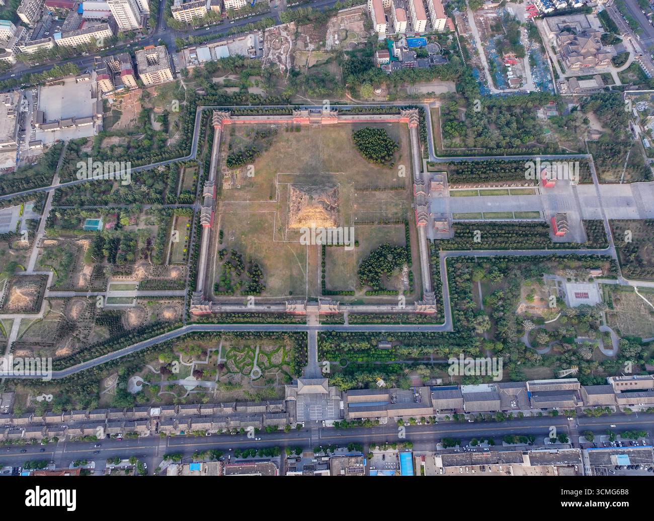 Luftaufnahmen des Yongzhao-Mausoleums der Nördlichen Song-Dynastie in der Stadt Gongyi, Zhengzhou, Provinz Henan Stockfoto
