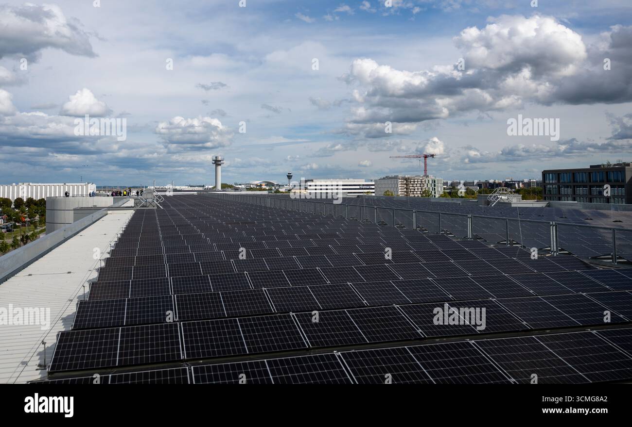 München, Deutschland. September 2025. Solarpaneele werden in einer Parkgarage am Flughafen München installiert. Sie produzieren den Strom für den bisher größten öffentlichen Ladeplatz für E-Autos in Bayern, der sich im selben Parkhaus befindet. Der neue Ladestation am Flughafen wird 275 Ladestationen haben. Quelle: Leonie Asendorpf/dpa/Alamy Live News Stockfoto