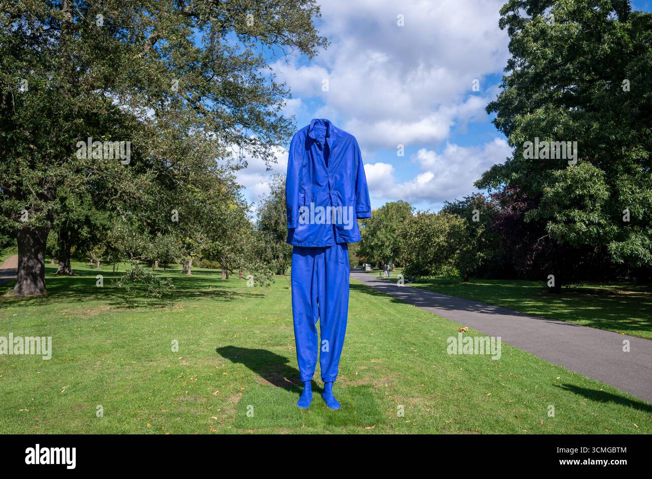 London, Großbritannien, 16. September 2025, Frieze Sculpture 2025, die 13. Ausgabe der viel gefeierten Free Public Art Initiative im Londoner Regent's Park. Vom 17. September bis 2. November. Das Thema ist Schatten mit 14 Skulpturen verschiedener internationaler Künstler, kuratiert von Fatoș Üstek. Installation: Erwin Wurm - Ghost (Substituates) (2022)., Andrew Lalchan Photography/Alamy Live News Stockfoto