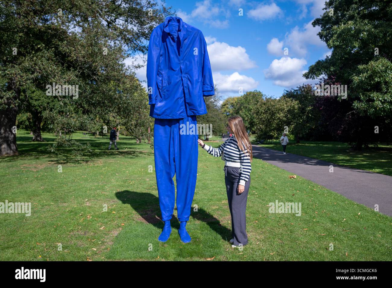 London, Großbritannien, 16. September 2025, Frieze Sculpture 2025, die 13. Ausgabe der viel gefeierten Free Public Art Initiative im Londoner Regent's Park. Vom 17. September bis 2. November. Das Thema ist Schatten mit 14 Skulpturen verschiedener internationaler Künstler, kuratiert von Fatoș Üstek. Installation: Erwin Wurm - Ghost (Substituates) (2022)., Andrew Lalchan Photography/Alamy Live News Stockfoto