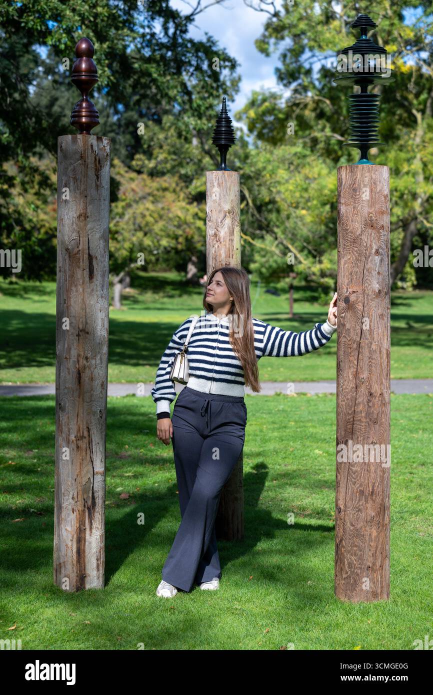 London, Großbritannien, 16. September 2025, Frieze Sculpture 2025, die 13. Ausgabe der viel gefeierten Free Public Art Initiative im Londoner Regent's Park. Vom 17. September bis 2. November. Das diesjährige Thema ist Schatten mit 14 Skulpturen verschiedener internationaler Künstler, kuratiert von Fatoș Üstek. Installation: Andy Holden - Auguries (Lament) (2025)., Andrew Lalchan Photography/Alamy Live News Stockfoto