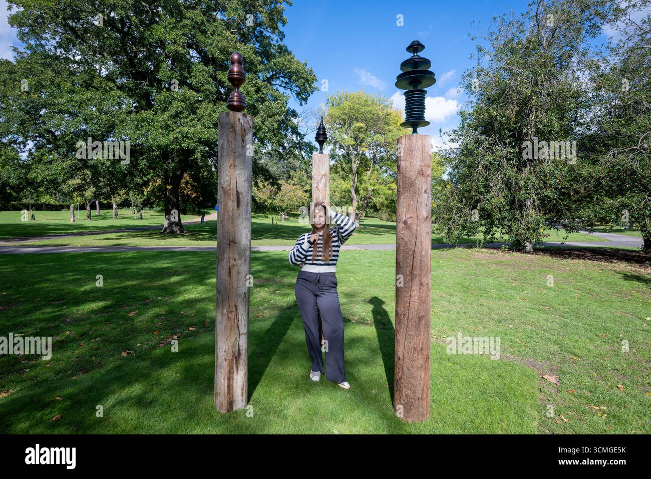 London, Großbritannien, 16. September 2025, Frieze Sculpture 2025, die 13. Ausgabe der viel gefeierten Free Public Art Initiative im Londoner Regent's Park. Vom 17. September bis 2. November. Das diesjährige Thema ist Schatten mit 14 Skulpturen verschiedener internationaler Künstler, kuratiert von Fatoș Üstek. Installation: Andy Holden - Auguries (Lament) (2025)., Andrew Lalchan Photography/Alamy Live News Stockfoto