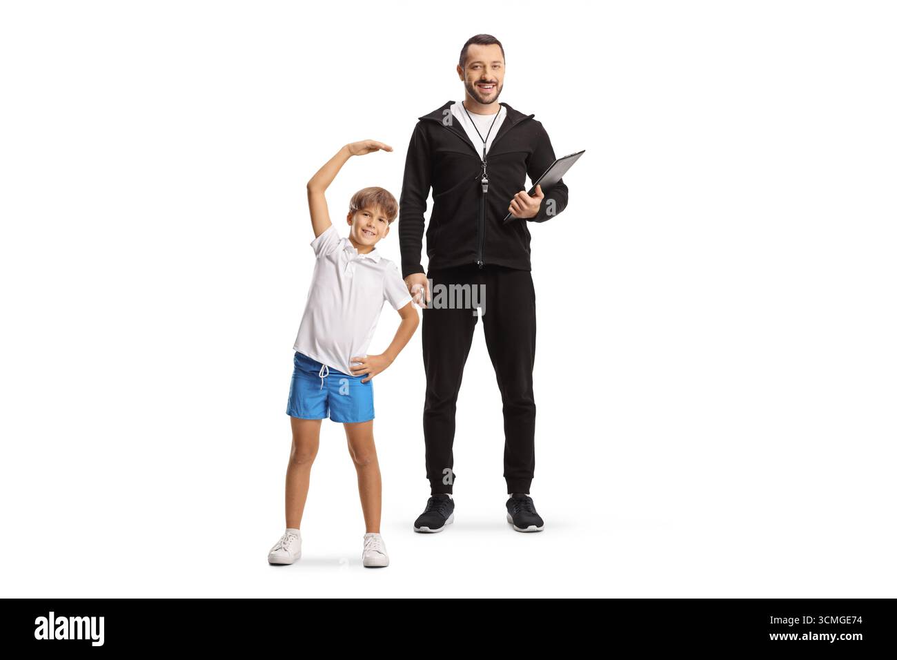 PE-Lehrer und Junge, die trainieren, dehnenden Arm isoliert auf weißem Hintergrund Stockfoto