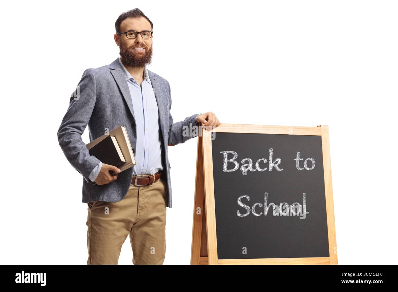 Männlicher Lehrer, der neben einer Tafel steht, mit Text zurück zur Schule, isoliert auf weißem Hintergrund Stockfoto