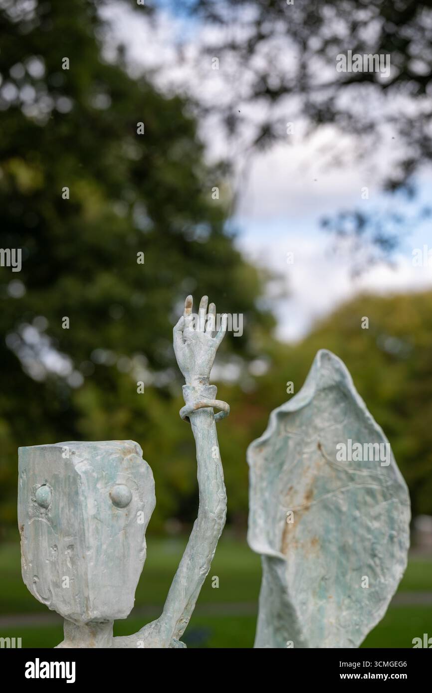 London, Großbritannien, 16. September 2025, Frieze Sculpture 2025, die 13. Ausgabe der viel gefeierten Free Public Art Initiative im Londoner Regent's Park. Vom 17. September bis 2. November. Das Thema ist Schatten mit 14 Skulpturen verschiedener internationaler Künstler, kuratiert von Fatoș Üstek. Installation: David Altmejd - Nymphe 1 Nymphe 2 & Nymphe 3 (2025). Andrew Lalchan Photography/Alamy Live News Stockfoto