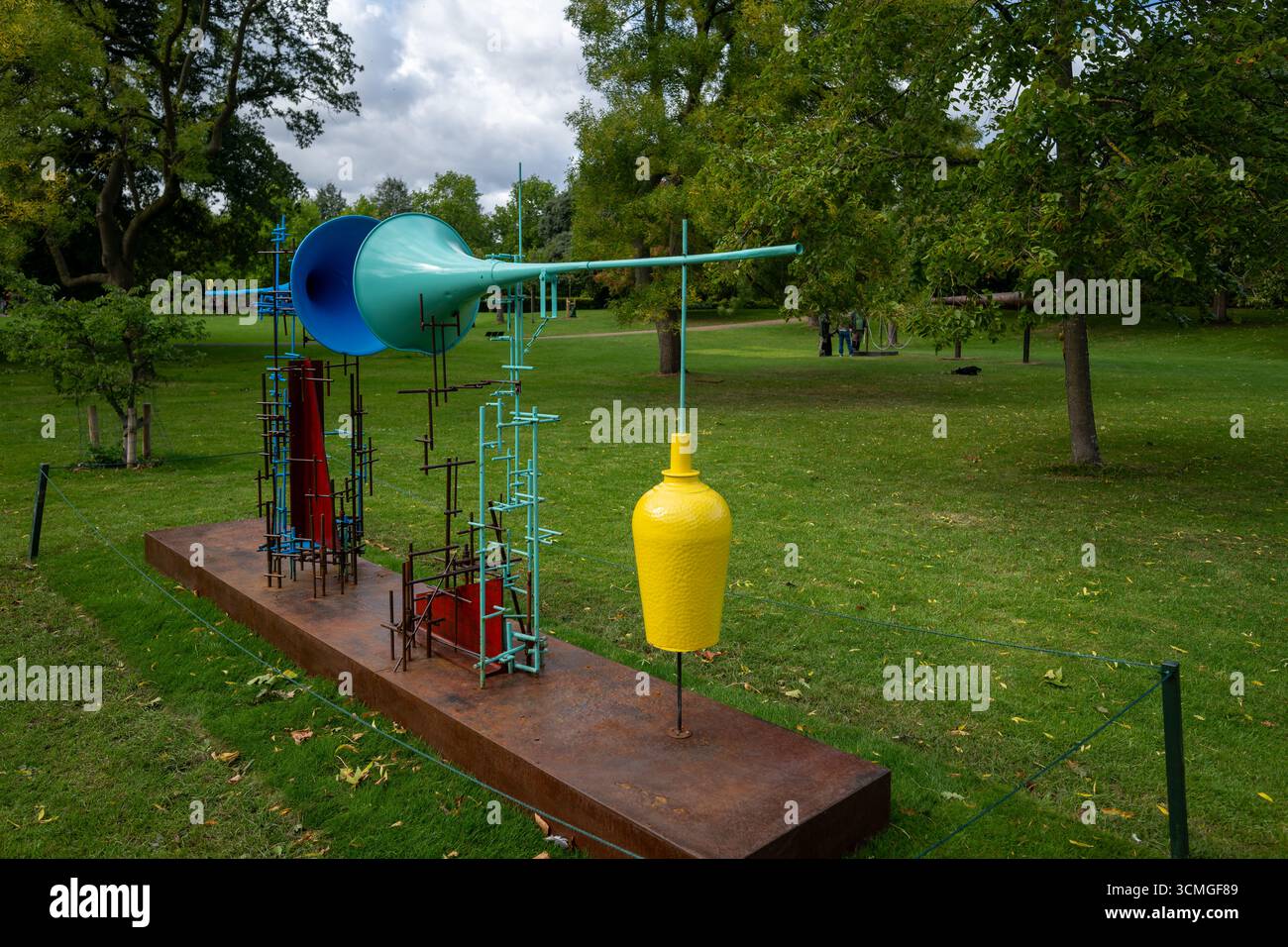 London, Großbritannien, 16. September 2025, Frieze Sculpture 2025, die 13. Ausgabe der viel gefeierten Free Public Art Initiative im Londoner Regent's Park. Vom 17. September bis 2. November. Das Thema ist Schatten mit 14 Skulpturen verschiedener internationaler Künstler, kuratiert von Fatoș Üstek. Installation: Abdollah Nafisi - Neighbors (2025)., Andrew Lalchan Photography/Alamy Live News Stockfoto