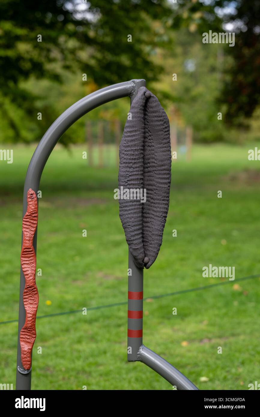 London, Großbritannien, 16. September 2025, Frieze Sculpture 2025, die 13. Ausgabe der viel gefeierten Free Public Art Initiative im Londoner Regent's Park. Vom 17. September bis 2. November. Das Thema ist Schatten mit 14 Skulpturen verschiedener internationaler Künstler, kuratiert von Fatoș Üstek. Installation: Lucia Pizzani - The Tale of the Eye, The Snake and the Seed (2025)., Andrew Lalchan Photography/Alamy Live News Stockfoto