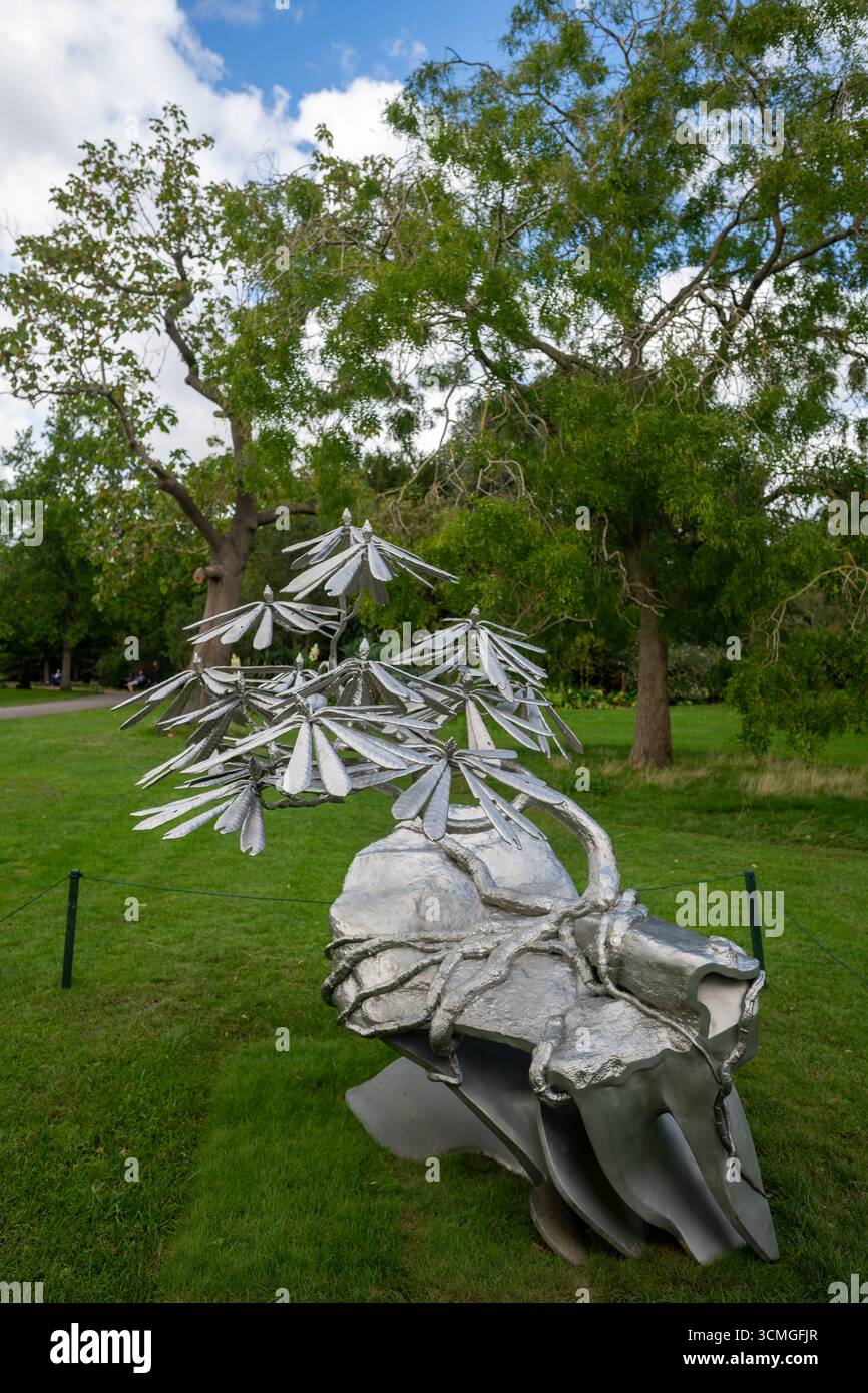 London, Großbritannien, 16. September 2025, Frieze Sculpture 2025, die 13. Ausgabe der viel gefeierten Free Public Art Initiative im Londoner Regent's Park. Vom 17. September bis 2. November. Das Thema ist Schatten mit 14 Skulpturen verschiedener internationaler Künstler, kuratiert von Fatoș Üstek. Installation: Timur Si-Qin - Last of the Wild and Free (Rhododendron calophytum) (2025)., Andrew Lalchan Photography/Alamy Live News Stockfoto