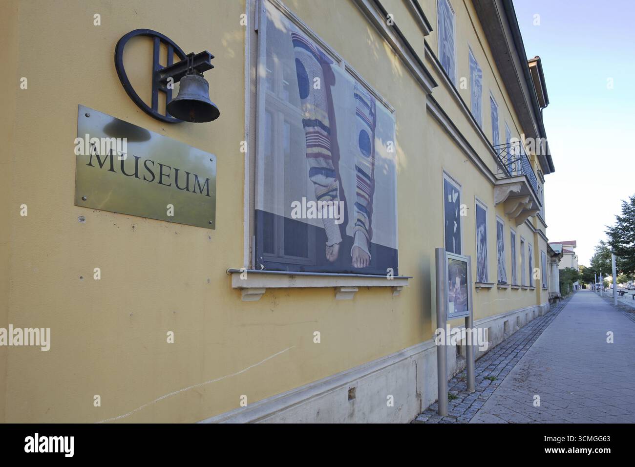 Glockenmuseum mit Inschrift und Banner, Glocke, Stadtmuseum, GlockenStadtmuseum, Apolda, Thüringen, Deutschland Stockfoto