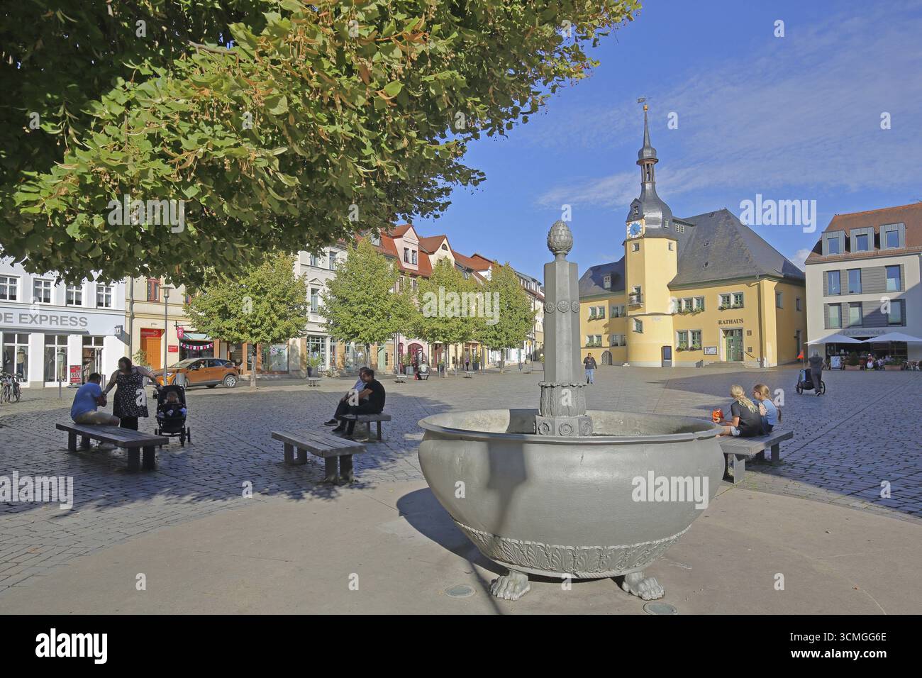 Marktplatz mit Marktbrunnen und Rathaus, Renaissance, Leute auf einer Bank sitzen, Markt, Apolda, Thüringen, Deutschland Stockfoto