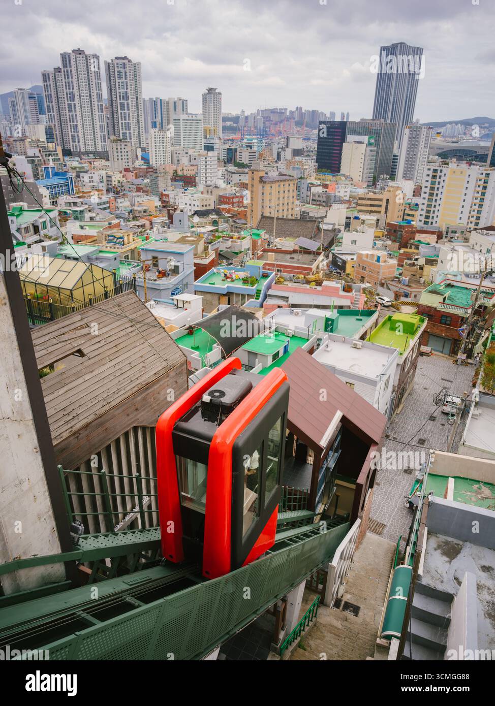Die 168 Treppen (Koreanisch: 168계단) sind eine Außentreppe in Choryang-dong Busan Korea mit einem Monorail-Aufzug, der einen Panoramablick auf Busan bietet Stockfoto