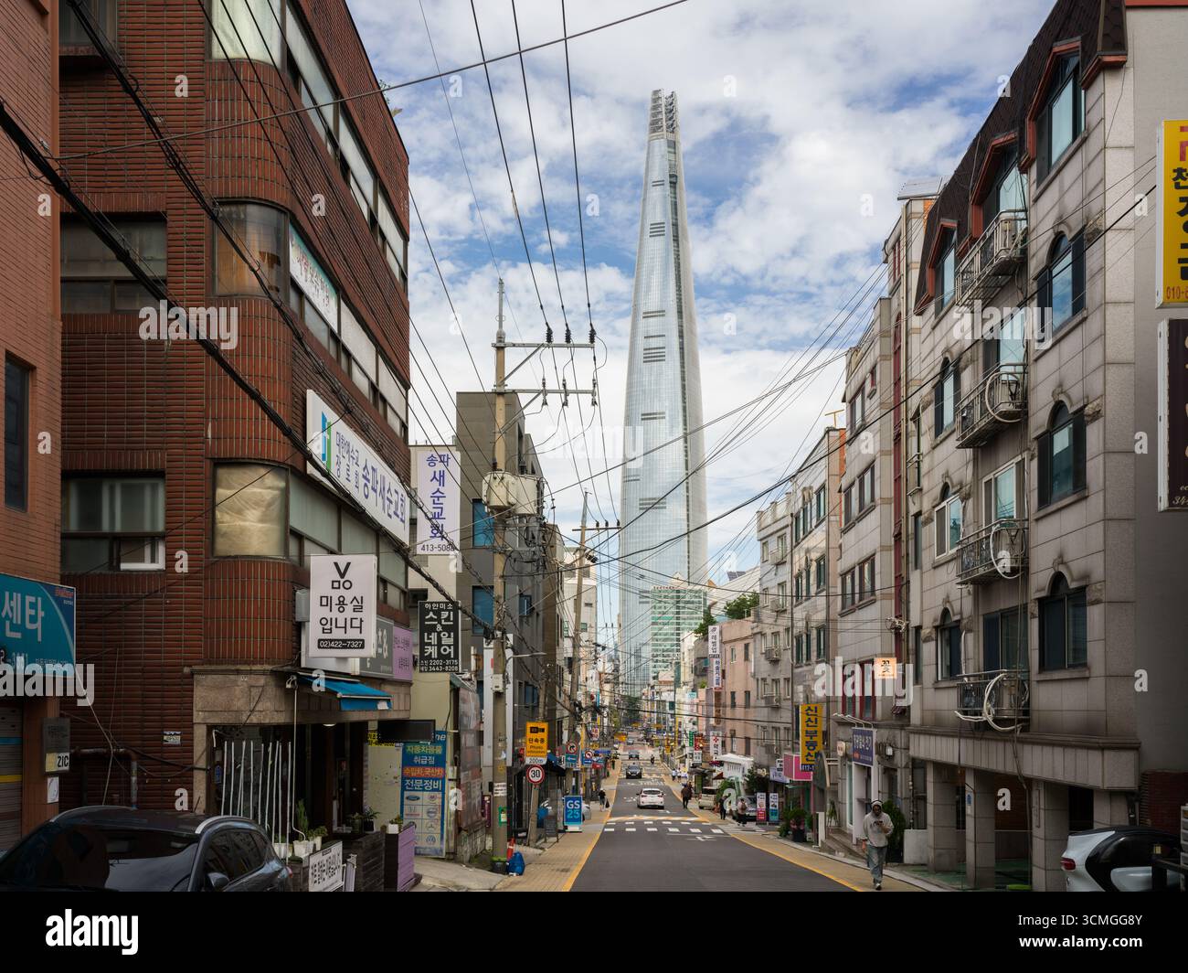 Blick auf den Lotte World Tower auf die Straße in Seoul, Südkorea. Es ist das höchste Gebäude Südkoreas und das sechstgrößte der Welt Stockfoto