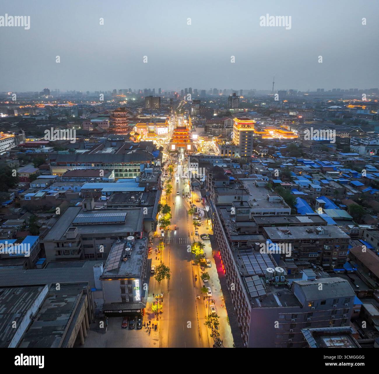 Nächtliche Luftaufnahmen des Kaifeng Drum Tower in Kaifeng City, Provinz Henan Stockfoto