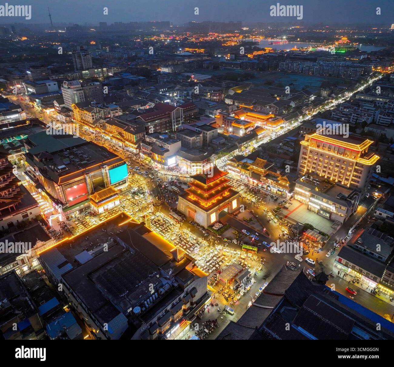 Nächtliche Luftaufnahmen des Kaifeng Drum Tower in Kaifeng City, Provinz Henan Stockfoto
