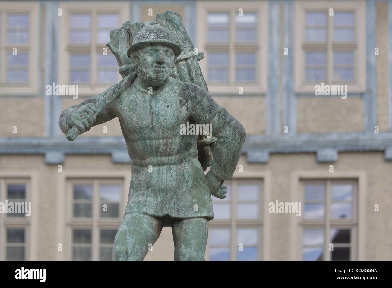 Holzträger von Bernhard Frydag, 1914, männliche Figur mit Korb mit Holz auf dem Rücken, Symbol für Forstwirtschaft, Holzfäller, Holz, Brunnen, wo Stockfoto