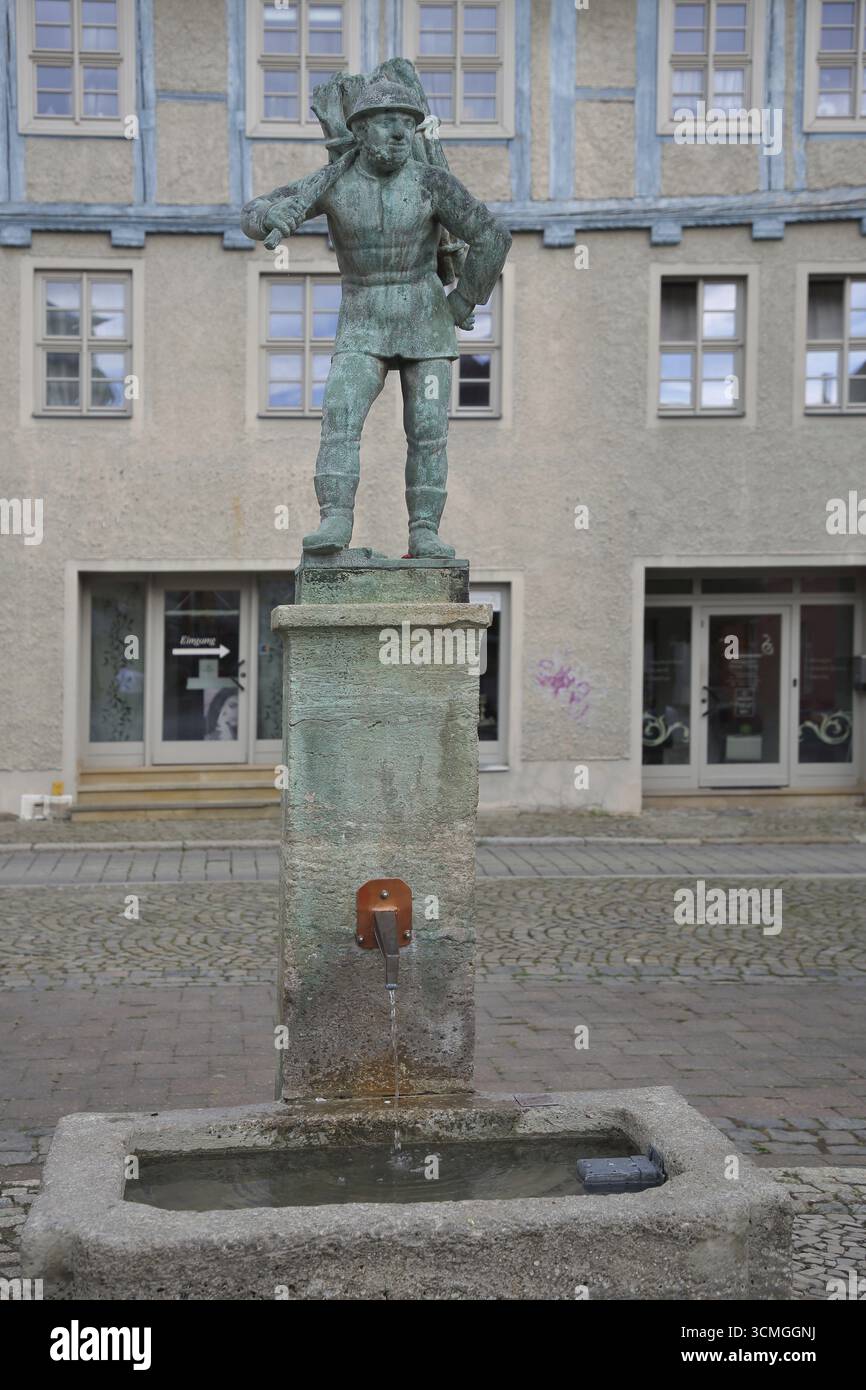 Holzträger von Bernhard Frydag, 1914, männliche Figur mit Korb mit Holz auf dem Rücken, Symbol für Forstwirtschaft, Holzfäller, Holz, Brunnen, wo Stockfoto