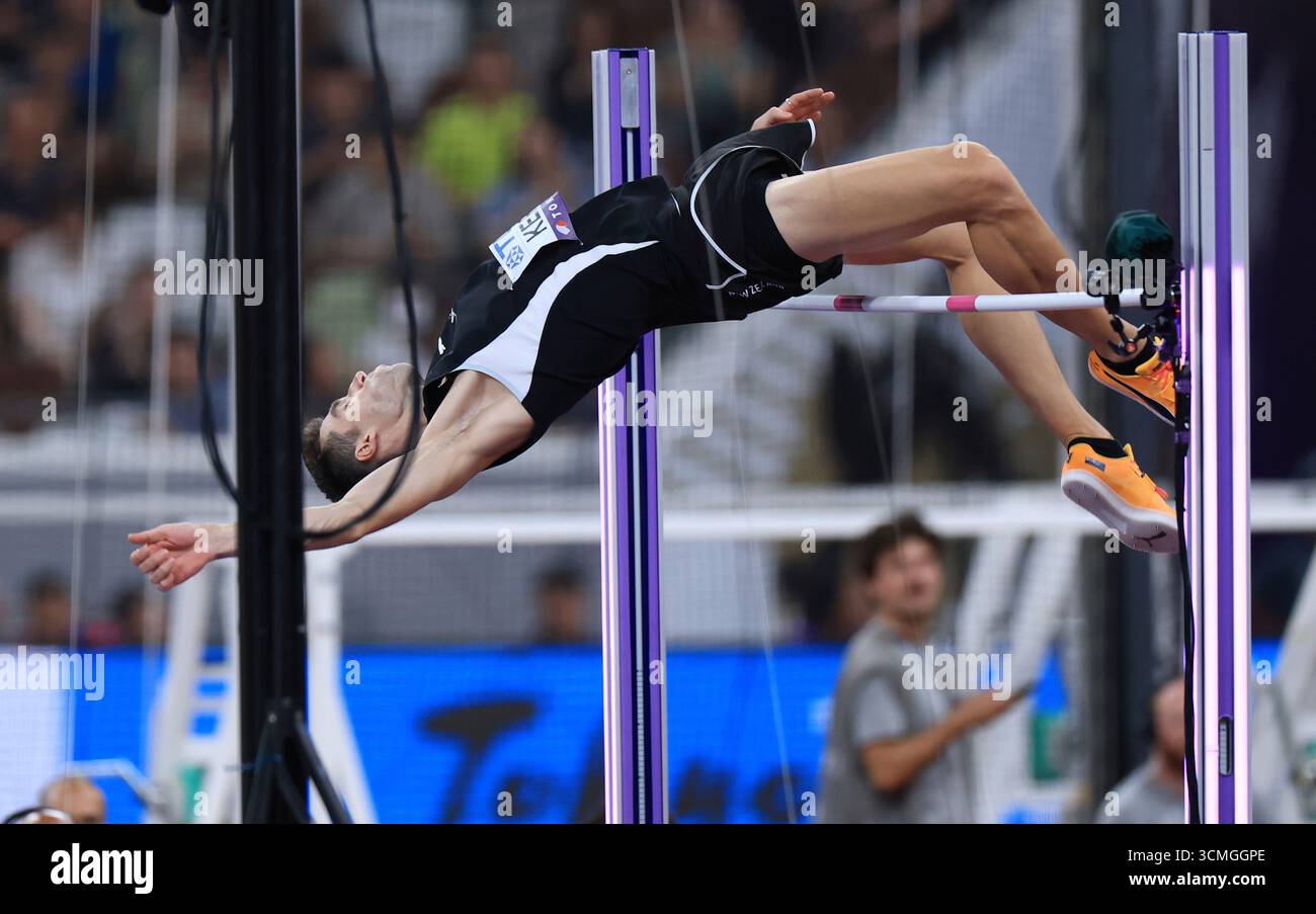 Hamish KERR of New Zealand makes an attempt in the Men's high jump final at the World Athletics Championships at the Japan National Stadium in Tokyo, on September 16, 2025. New Zealand's Hamish KERR won the event to claim a gold medal. ( The Yomiuri Shimbun via AP Images ) Stockfoto