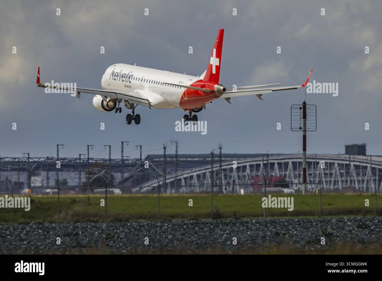 Flugzeug nähert sich dem Flughafen Stuttgart an. Luftfahrzeugzulassung: HB-JVJ, Helvetic Airways, Embraer ERJ-195, Stuttgart, Baden-Württemberg, Deutschland Stockfoto