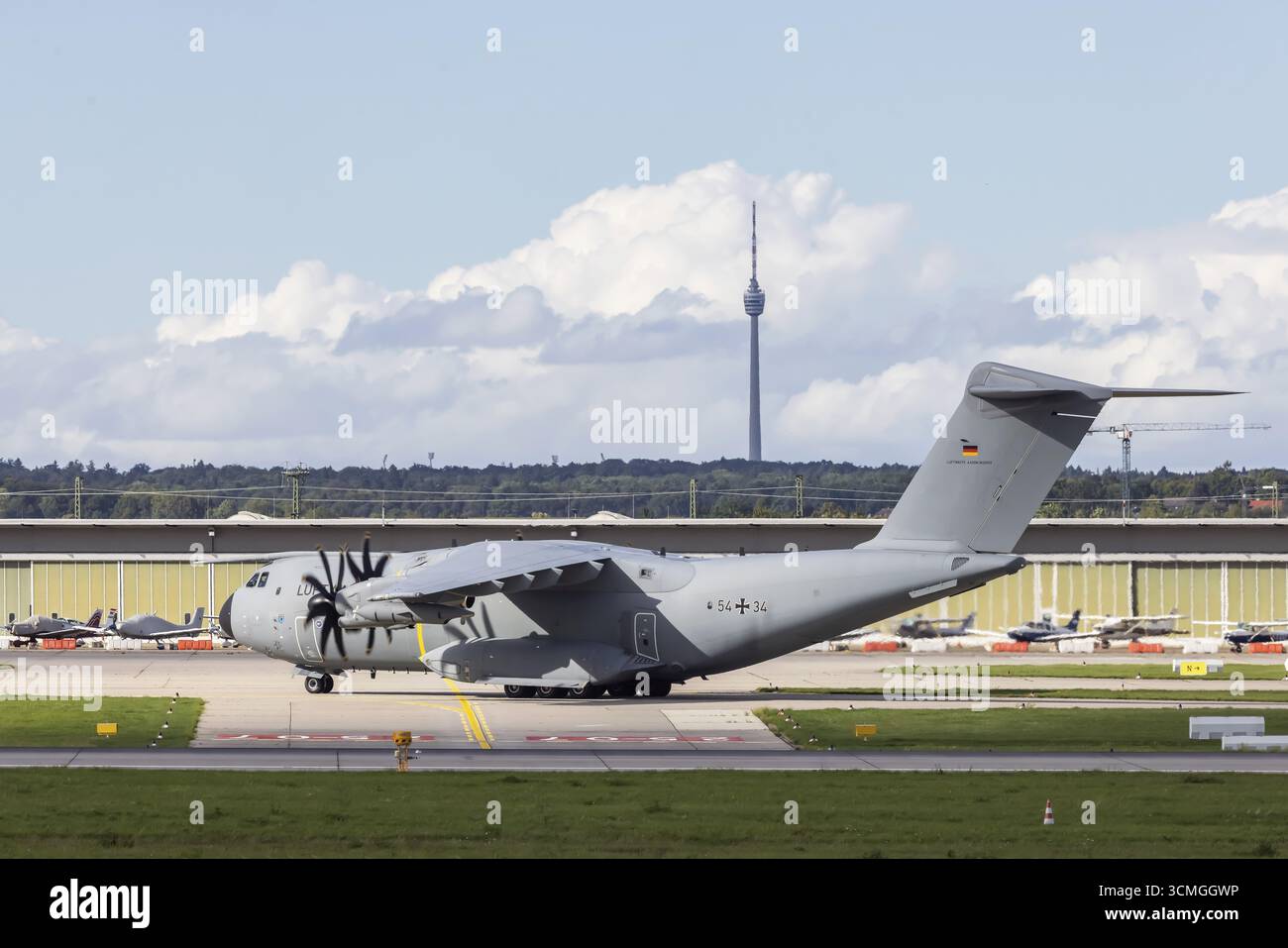 Militärflugzeuge der Deutschen Luftwaffe. Airbus A400M am Flughafen Stuttgart. Stuttgart, Baden-Württemberg, Deutschland Stockfoto