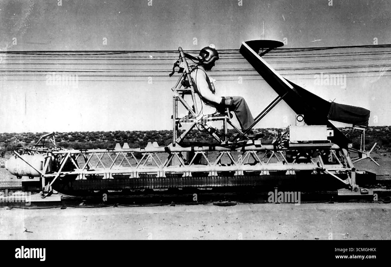 Testen des menschlichen „Stop“-Widerstands -- dieses Raketenfahrzeug wird vom Air Fore benutzt, um herauszufinden, wie viel Verzögerungsschock der menschliche Körper aushalten kann. Das Fahrzeug erreicht eine Geschwindigkeit von 150 m.h., dann wird es in einer Fünftelsekunde auf 75 m.h. abgebremst. Die Testergebnisse werden bei der Entwicklung von Flugzeugbesatzungen mit Crashschutz-Ausrüstung zum Tragen kommen. Der Testfahrer ist an einem Sitz mit einer riesigen Windschutzscheibe festgeschnallt, die ihn vor Luftzirkulation schützt. Januar 1950. (Foto von AP Wirephoto). Stockfoto