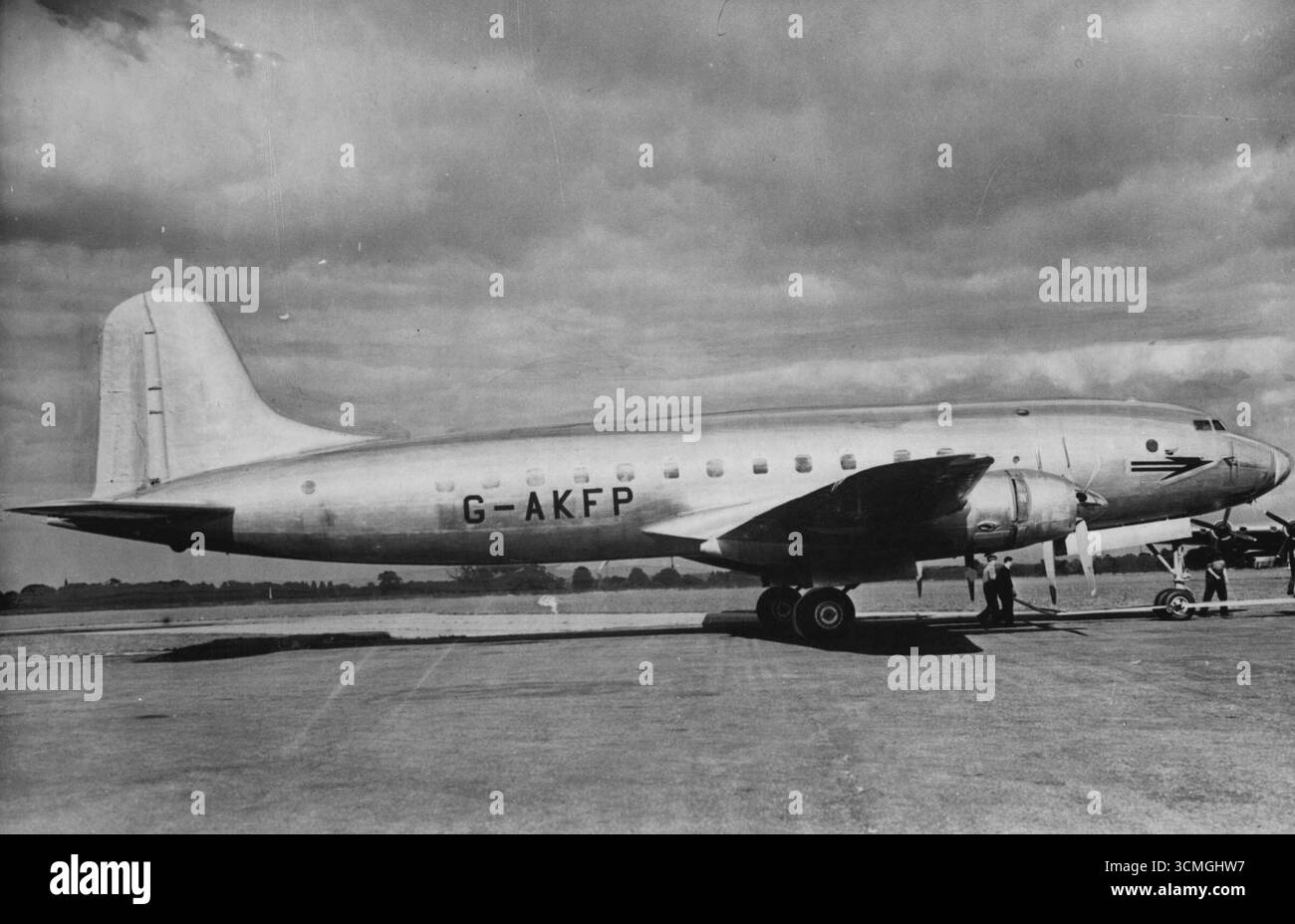 Großbritanniens schnellstes Flugzeug -- das Hermes IV Flugzeug. Die Lieferung von 25 dieser Flugzeuge wird voraussichtlich Anfang nächsten Jahres beginnen und eine Flotte von 40 Sitzern ist für den Einsatz bei B.O.A.C. vorgesehen. Die Handley-Seite Hermes IV, Großbritanniens schnellstes Flugzeug, wird vor dem Flug steuerlich getestet. Die letzten Bauabschnitte des Hermes IV (357 m.p.h.) waren für ihre Geschwindigkeit bemerkenswert. Der luxuriös ausgestattete Hermes IV kann mit einer Geschwindigkeit von 300 km/h und einer Reichweite von mehr als 3.600 km fahren. Er ist voll unter Druck gesetzt, verfügt über eine dreirädrige Nase mit Laufrad und viele neue Funktionen, die gut geeignet sind Stockfoto